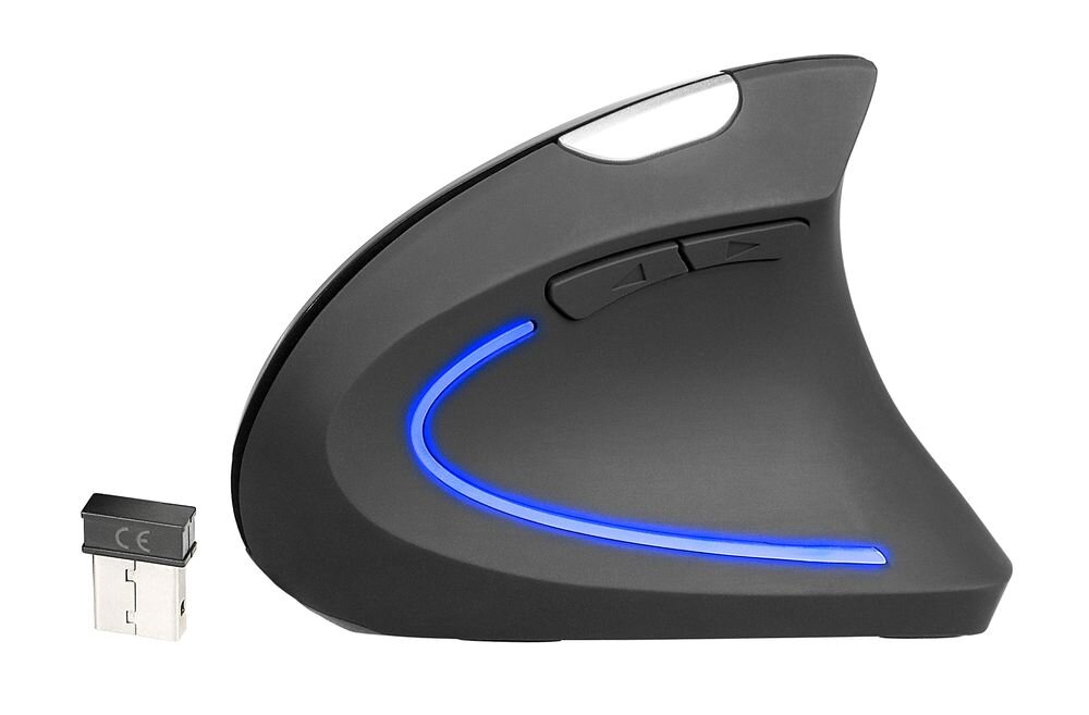 Na obrazie widoczna jest czarna, ergonomiczna mysz komputerowa z niebieskim podświetleniem i dwoma przyciskami bocznymi. Obok znajduje się mały odbiornik USB.