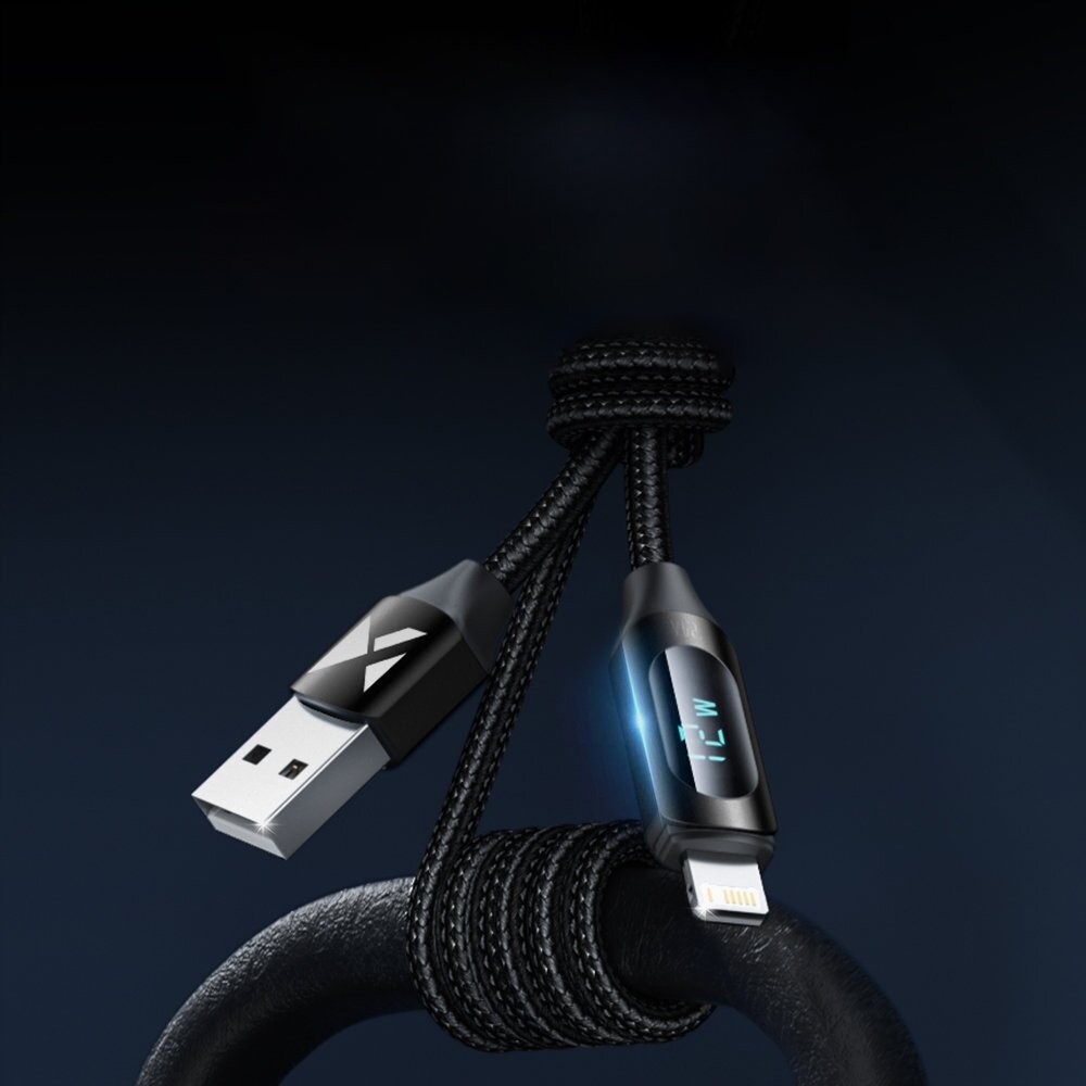 Na ciemnym tle widoczny jest przewód USB z plecionym kablem, zakończony złączem USB i Lightning. Na jednym z końców znajduje się wyświetlacz LED pokazujący \'12W\'.