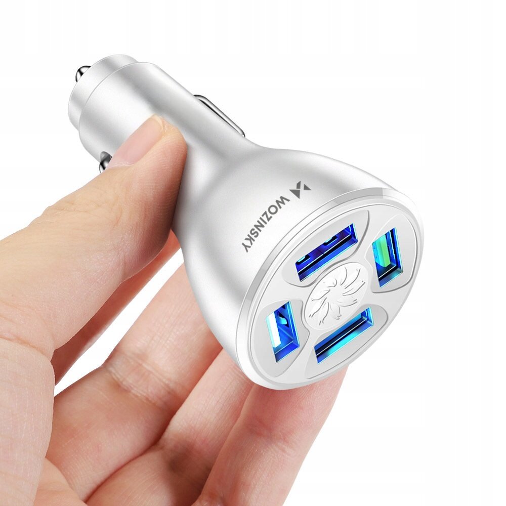Srebrna ładowarka samochodowa z czterema niebieskimi portami USB i logo Wozinsky na obudowie. Trzymana jest w dłoni.