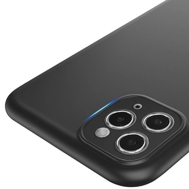 Czarne etui na telefon z trzema okrągłymi wycięciami na aparaty i jednym mniejszym na dodatkowy sensor.