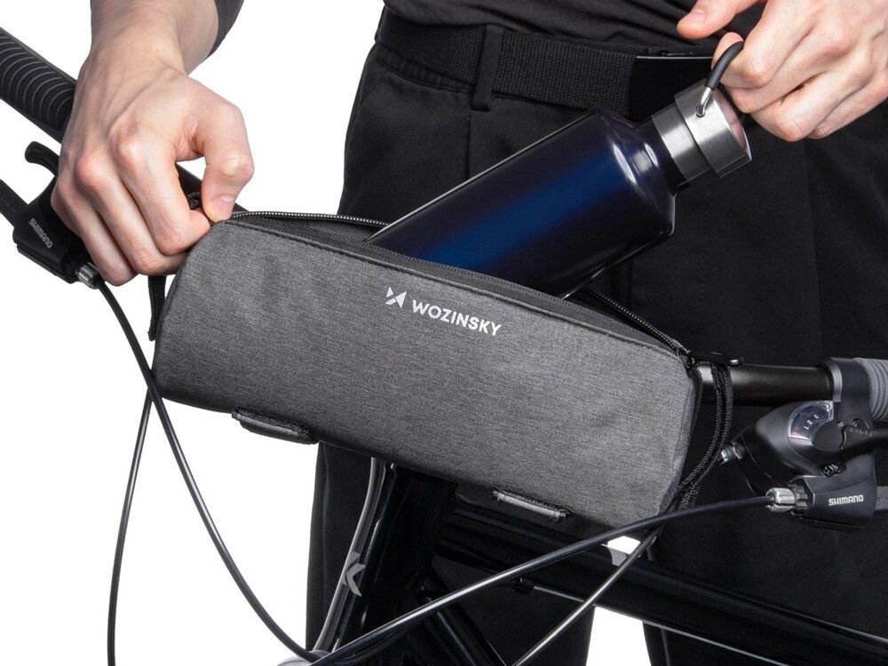 Torba rowerowa WOZINSKY WBB37GRB, pojemność, butelka, ergonomia, rozmiar, Wkładanie butelki z wodą do torby rowerowej.