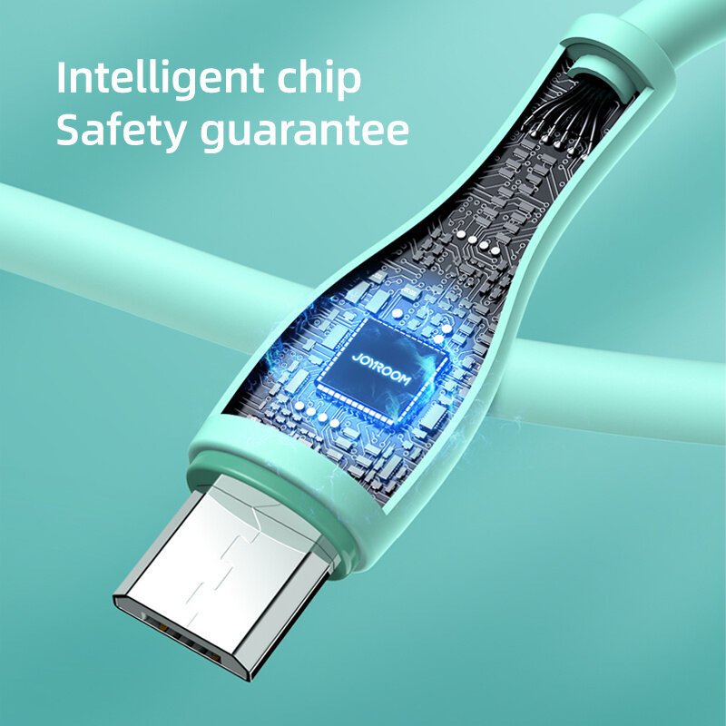 Obraz przedstawia kabel USB z widocznym wnętrzem, gdzie znajduje się chip z napisem \'JOYROOM\'. Na obrazie widnieje tekst: \'Intelligent chip Safety guarantee\'.