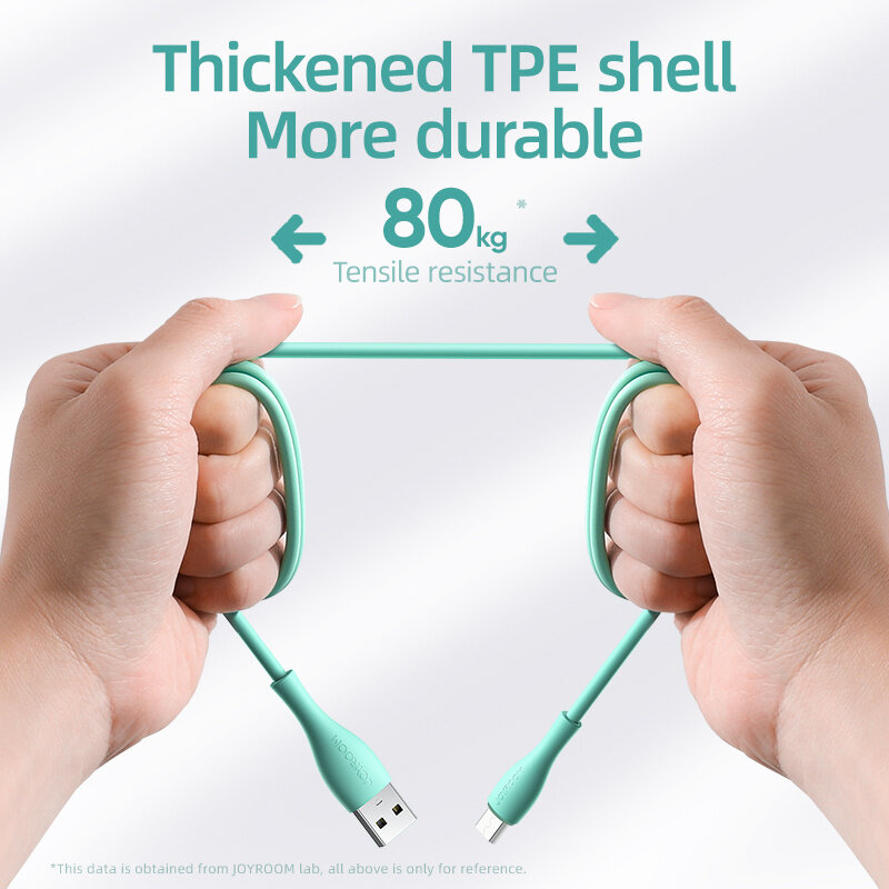 Dwie dłonie trzymają zielony kabel USB, który jest zgięty w kształt litery U. Na obrazie widoczny jest tekst: \'Thickened TPE shell More durable 80 kg Tensile resistance\'.