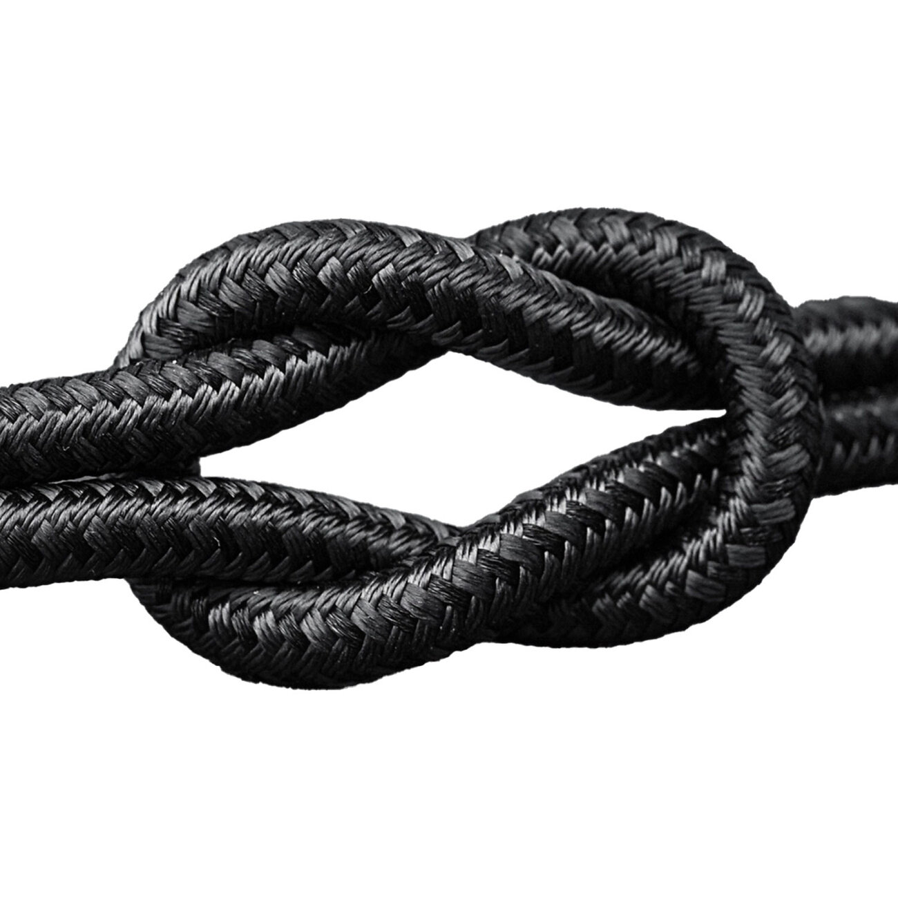 Czarny kabel w oplocie, spleciony w węzeł, z widoczną teksturą plecionki.