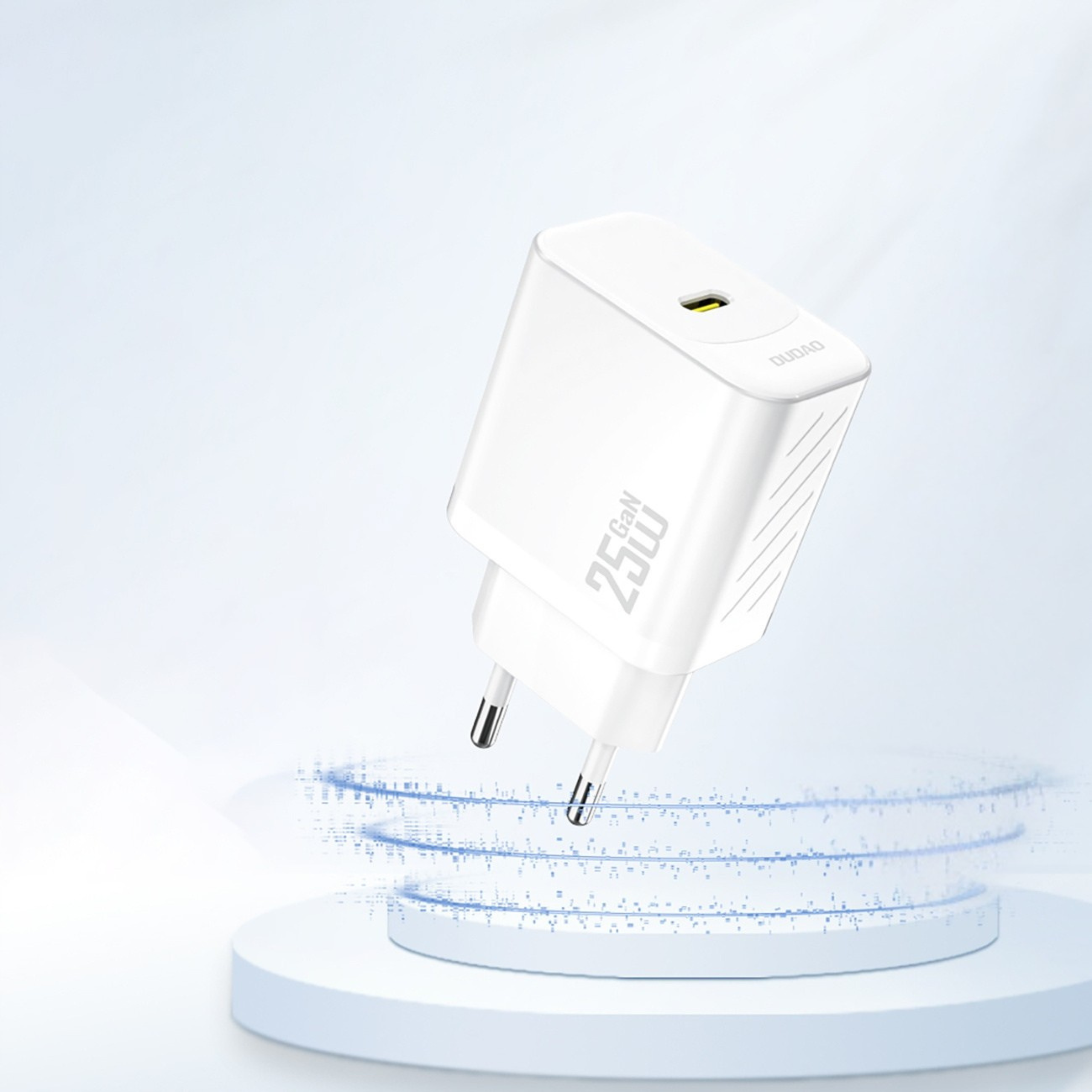 Biała ładowarka sieciowa z napisem \'25W GaN\' i logo \'DUDAO\', z jednym portem USB-C, unosi się nad okrągłą platformą z efektem świetlnym.