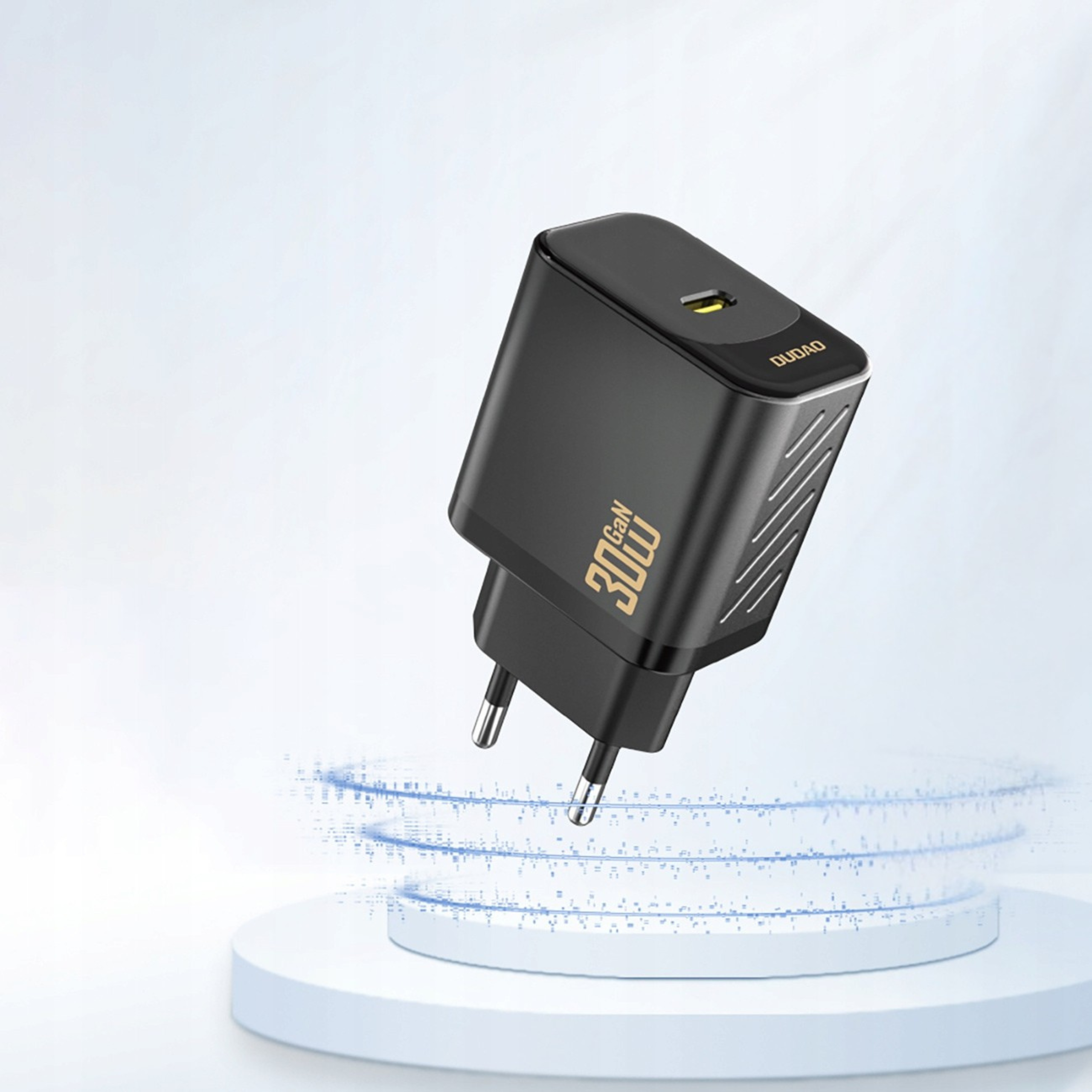 Czarna ładowarka sieciowa z napisem \'30W GaN\' i logo \'DUDAO\' na górnej części. Ładowarka ma wtyczkę USB-C i jest przedstawiona na jasnym tle.