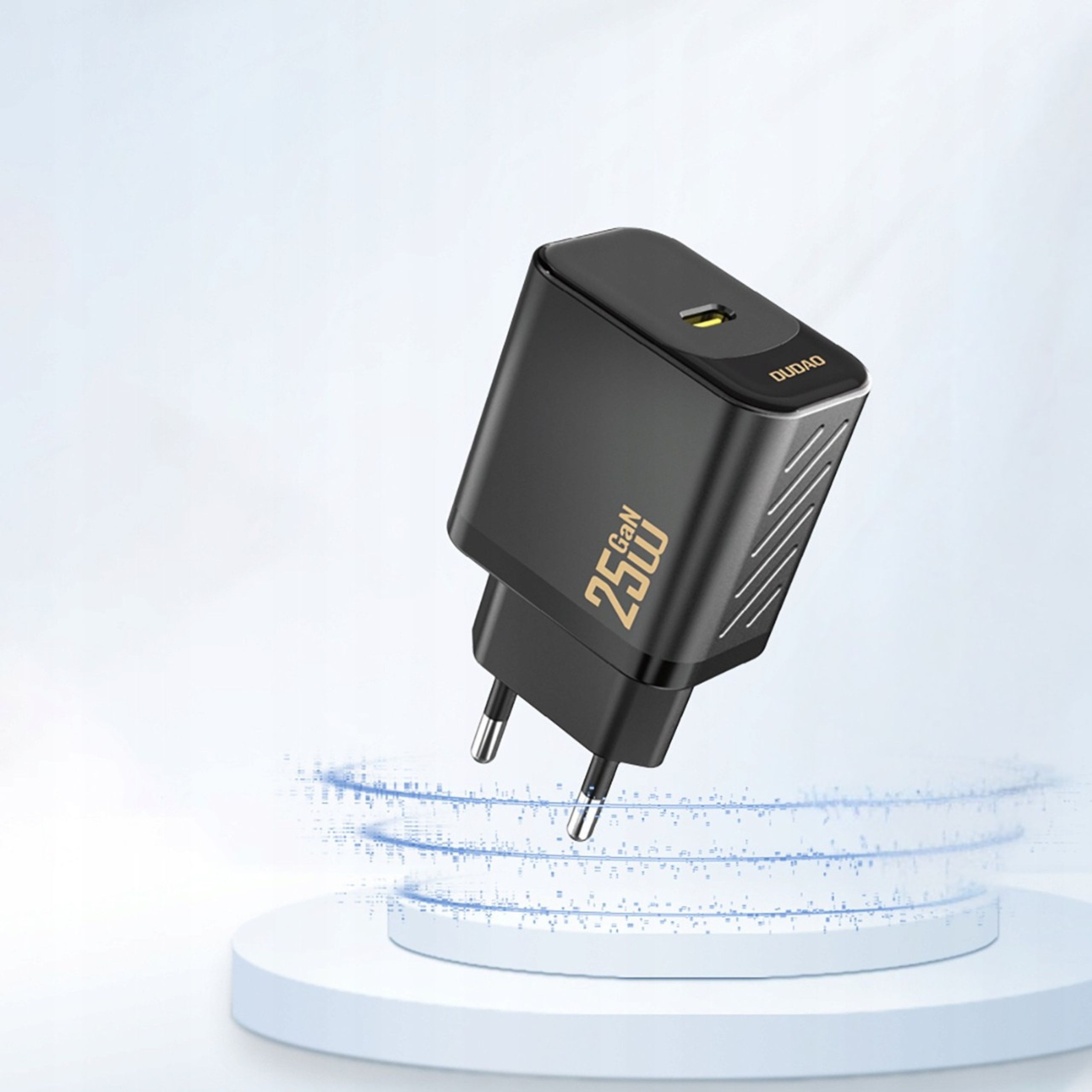 Czarna ładowarka sieciowa z napisem \'25W GaN\' i logo \'DUDAO\' na górnej części. Widoczny jest port USB-C oraz dwa metalowe bolce wtyczki.
