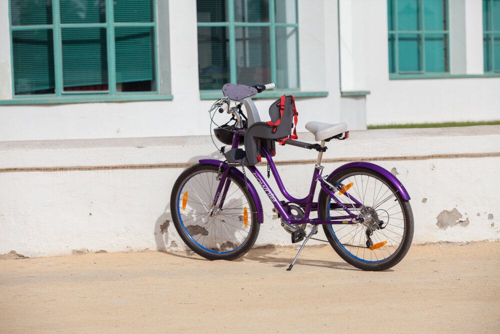 Fotelik rowerowy WEERIDE Kangaroo Carrier Szaro-czerwony z wysokiej jakosci tworzywa sztucznego niska waga 2,9 kg najwyzszy standard bezpieczenstwa nie zawiera substancji szkodliwych