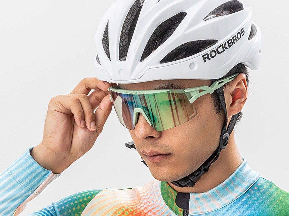 Okulary rowerowe ROCKBROS 8386824303599 Przezroczysto-czarny, Okulary, rower, ochrona, widoczność, Rowerzysta lewo profil z założonymi okularami