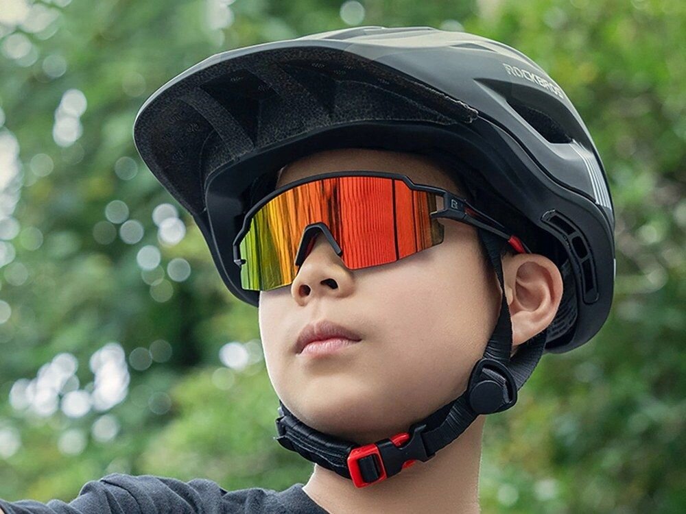 Okulary rowerowe ROCKBROS 8386824303674 Czarny, Okulary, dzieci, komfort, ochrona, Chłopiec w kasku i lustrzanych okularach sportowych