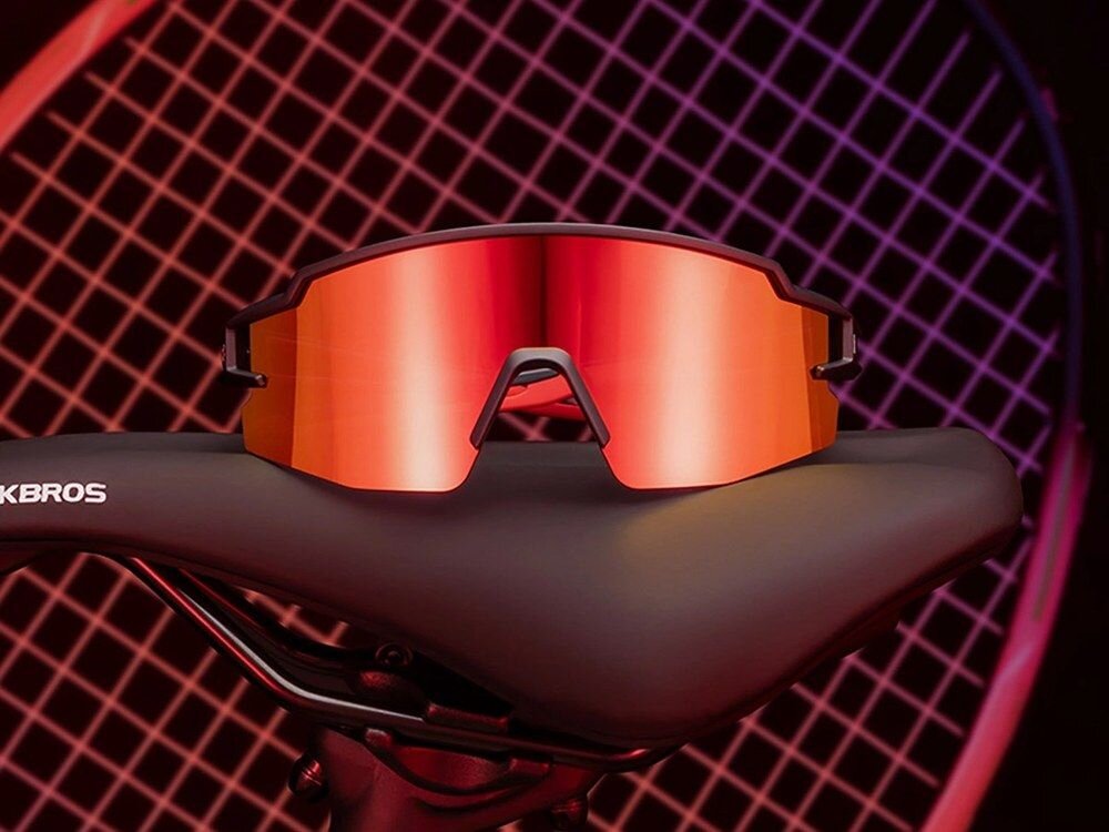 Okulary rowerowe ROCKBROS 8386824303674 Czarny, TR90, lekkość, elastyczność, wygoda, Czarne okulary sportowe leżące na siodełku roweru