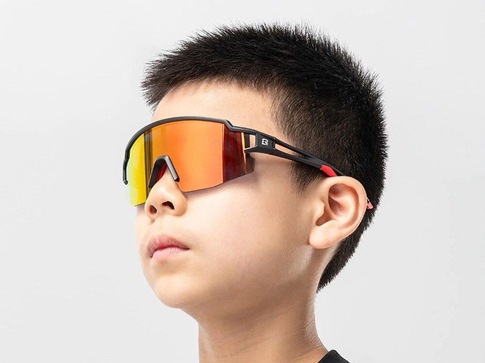 Okulary rowerowe ROCKBROS 8386824303674 Czarny, Design, kolor, styl, estetyka, Portret dziecka w okularach z pomarańczową szybką