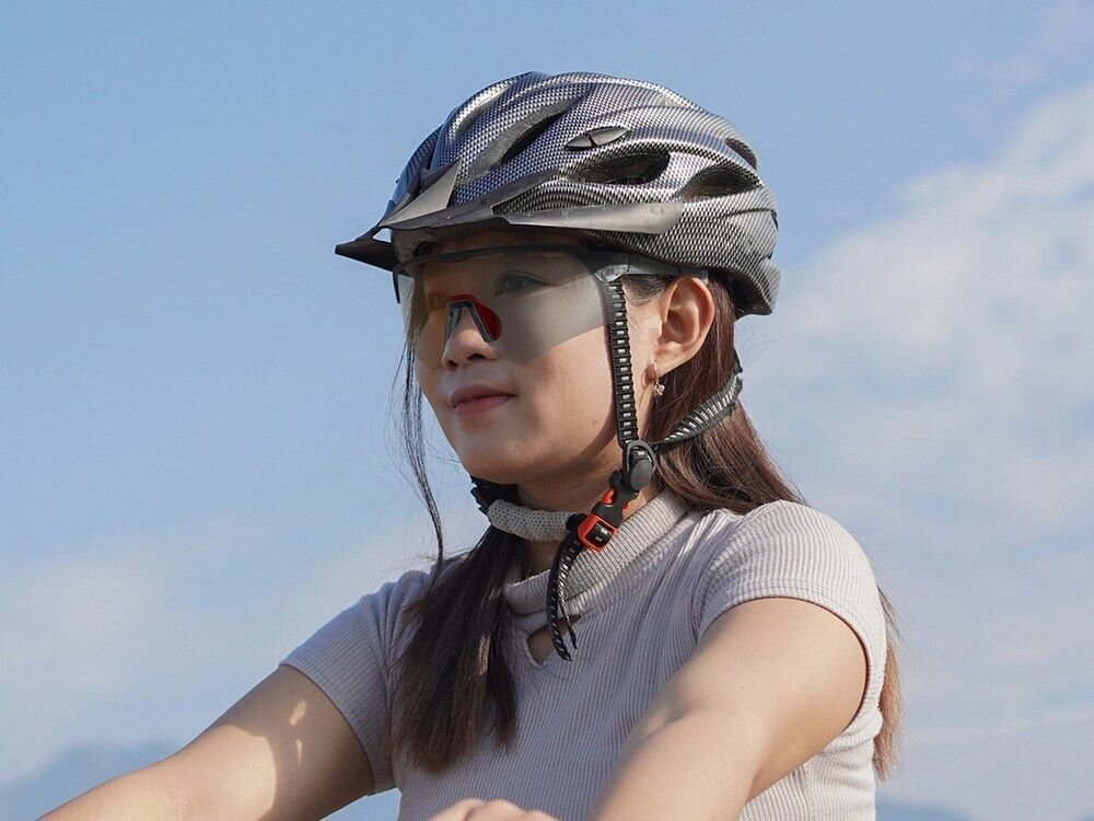 Okulary rowerowe ROCKBROS 8386824303704 Szary, Okulary, rower, komfort, ochrona, Rowerzystka w kasku i sportowych okularach.