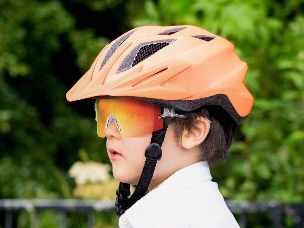Okulary rowerowe ROCKBROS 8386824303698 Szary, Okulary, dzieci, komfort, ochrona, Chłopiec w sportowych okularach osłania oczy przed słońcem