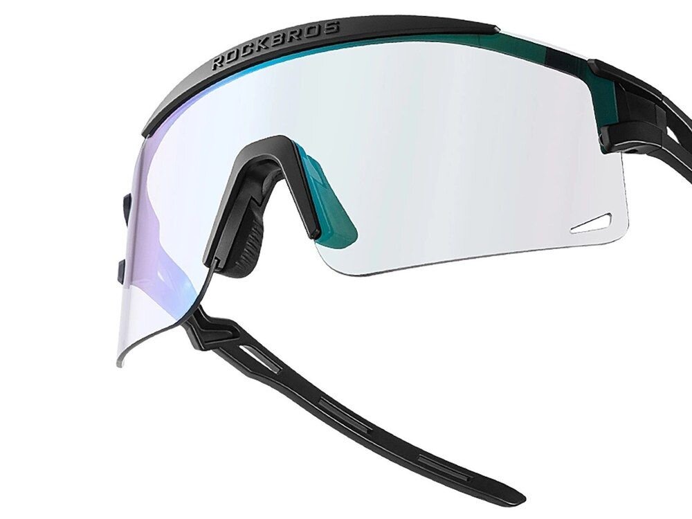 Okulary rowerowe z dużą, jednolitą soczewką w odcieniach niebieskiego i fioletowego, z czarną oprawką i napisem \'ROCKBROS\' na górze. Posiadają regulowane noski i elastyczne zauszniki.