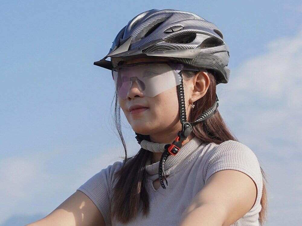 Okulary rowerowe ROCKBROS 8386824303711 Fioletowy, Okulary, rower, komfort, ochrona, Rowerzystka w kasku i sportowych okularach.