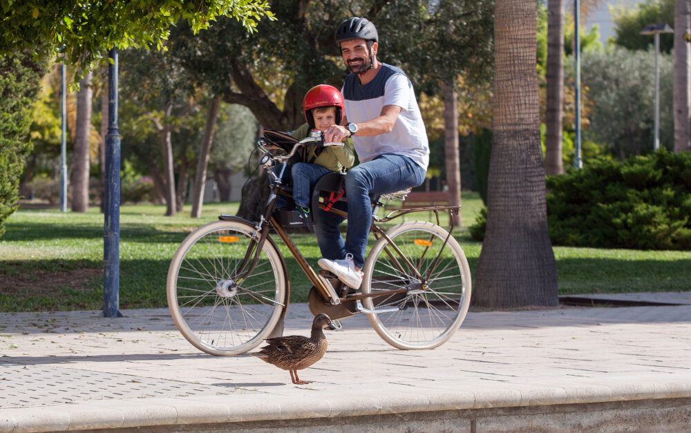 Fotelik rowerowy WEERIDE Kangaroo LTD Czarno-brązowy z wysokiej jakosci tworzywa sztucznego niska waga 3,3 kg najwyzszy standard bezpieczenstwa nie zawiera substancji szkodliwych