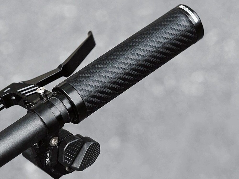 Chwyty do kierownicy ROCKBROS 8386824307757 Czarny, 22,2 mm, kompatybilność, uniwersalność, montaż, Ergonomiczny chwyt zamontowany obok klamki hamulca.