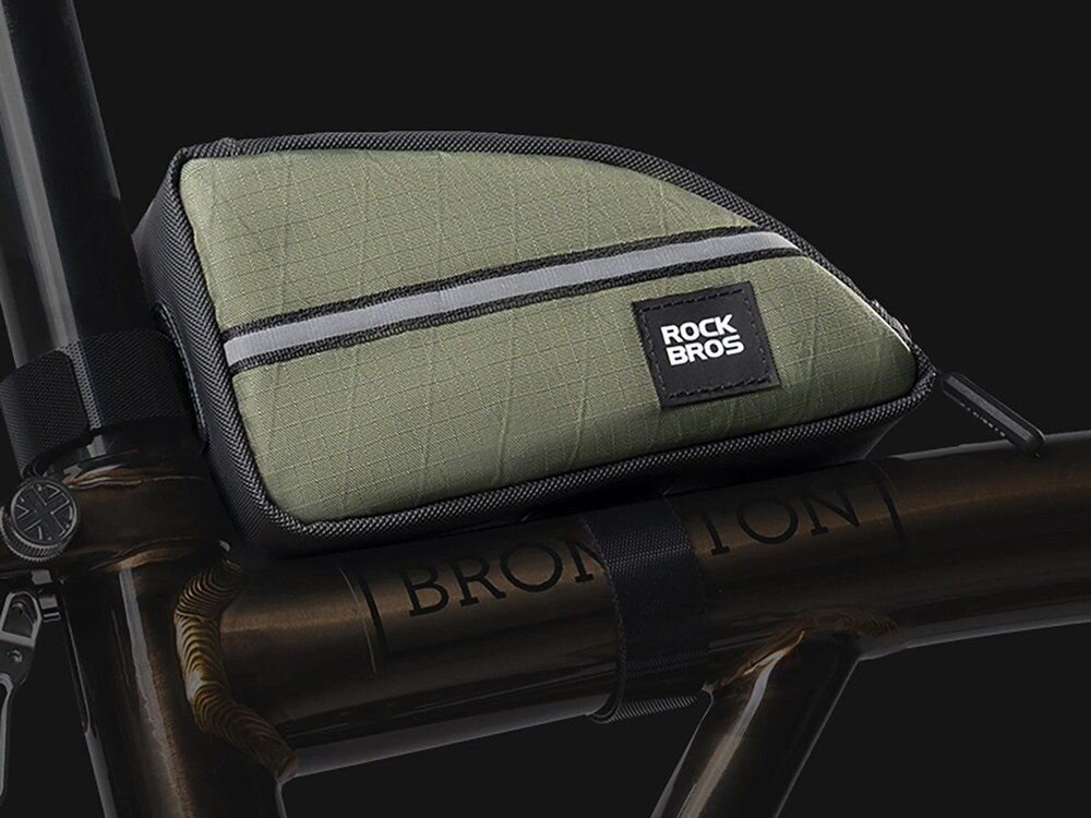 Torba rowerowa na ramę ROCKBROS 8386824308365 Zielony, Trójkąt, dopasowanie, ergonomia, stabilność, Torba rowerowa na czarnym tle z widocznym odblaskiem.