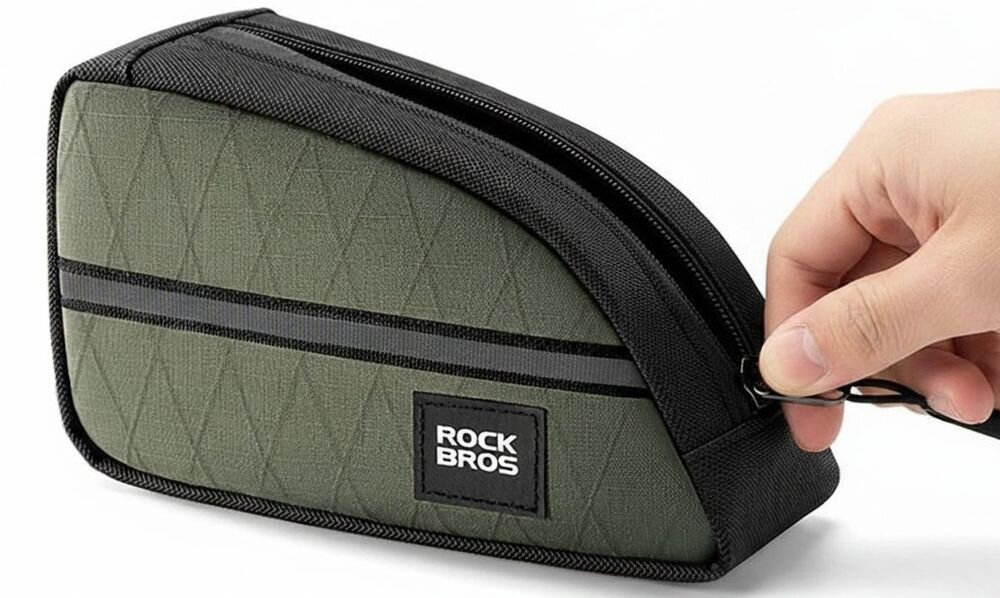 Torba rowerowa na ramę ROCKBROS 8386824308365 Zielony, Zamek, dostęp, wygoda, obsługa, Dłoń otwierająca zamek błyskawiczny w torbie.