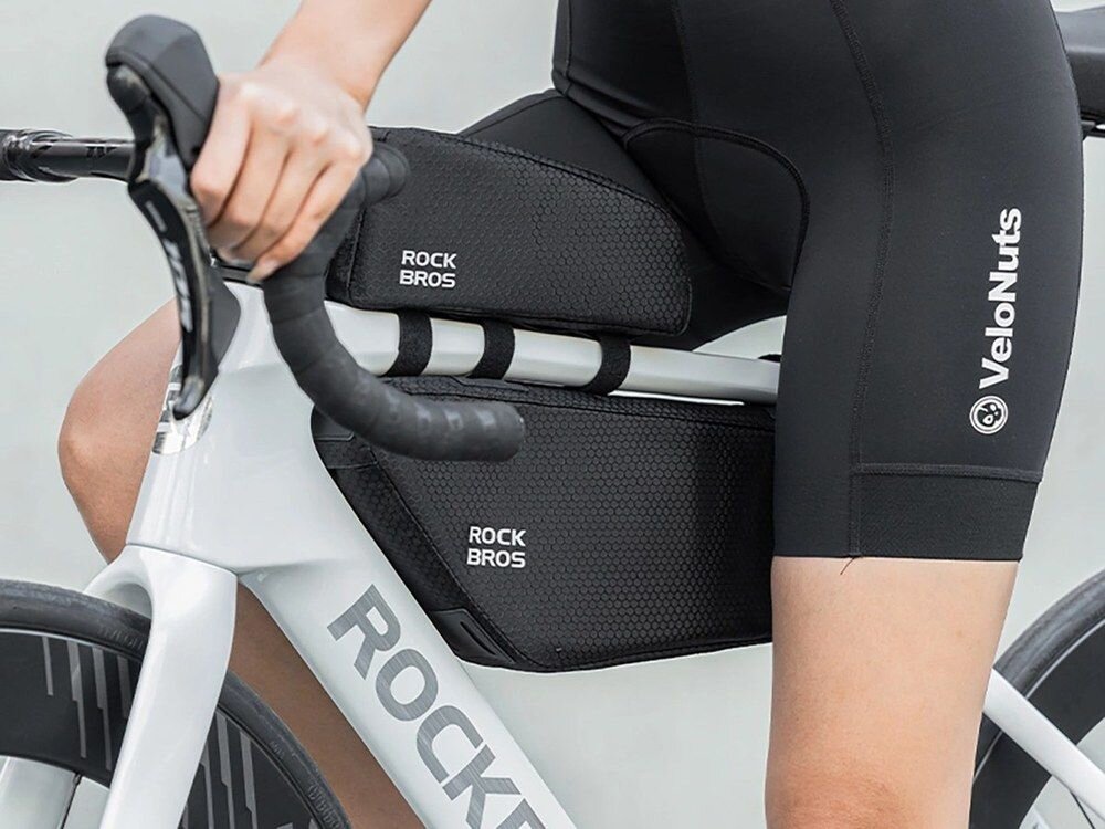 Torba rowerowa na ramę ROCKBROS 8386824308402 Czarny, Smukła, 2,9 L, ergonomia, aerodynamika, Czarna trójkątna torba pod górną rurą ramy.