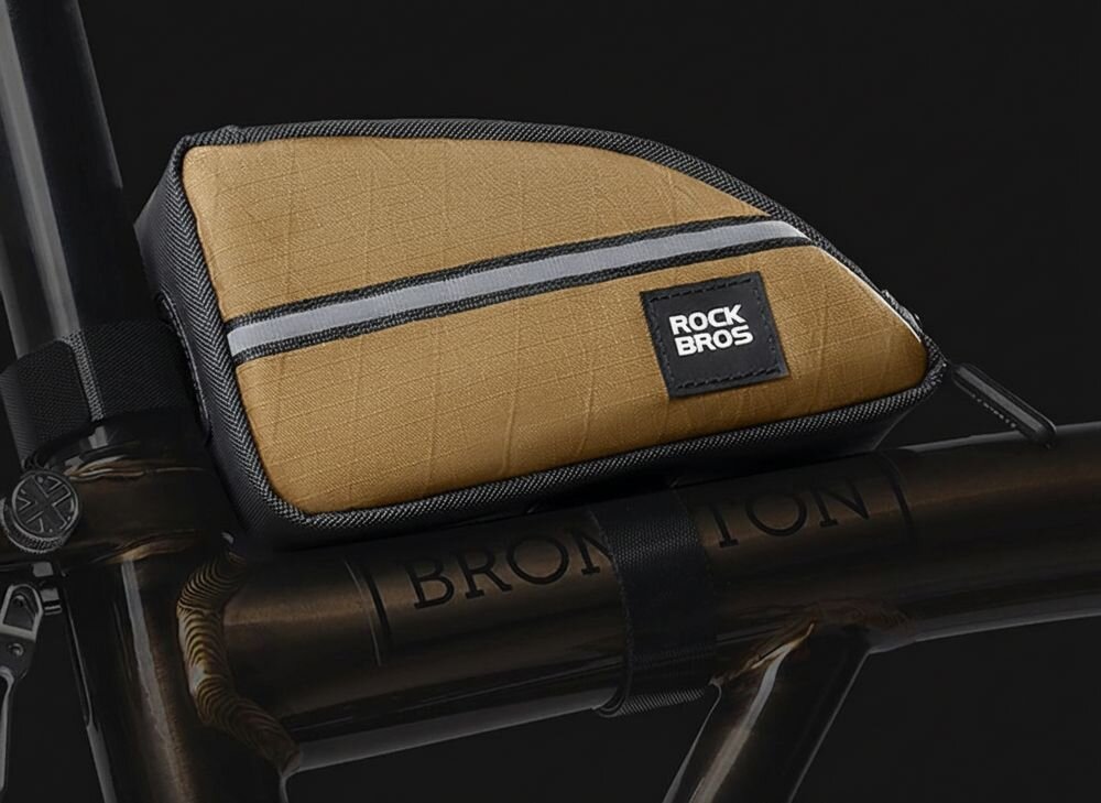 Brązowa torba rowerowa zamocowana na ramie roweru z widocznym logo \'ROCK BROS\'.