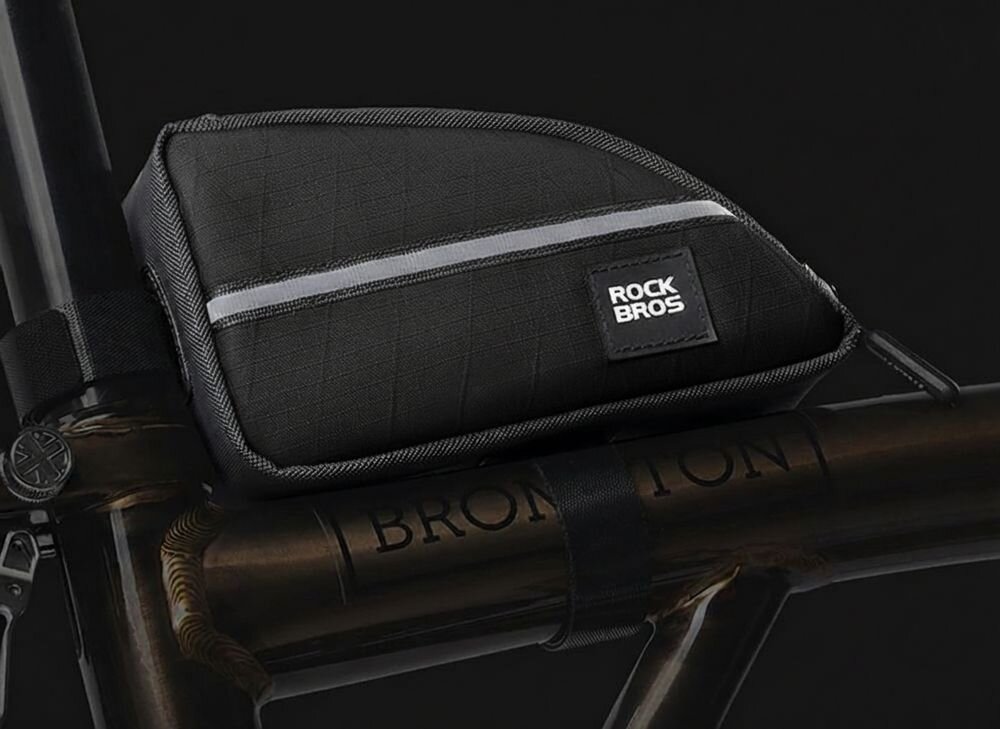 Czarna torba rowerowa zamocowana na ramie roweru z widocznym logo \'ROCKBROS\'.