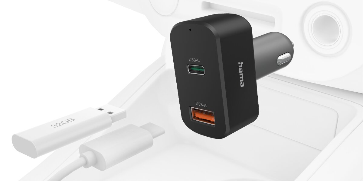 Ładowarka samochodowa HAMA USB-C do laptopa 65W Czarna ładowarka samochodowa Hama z portami USB-C i USB-A wpięta do gniazda zapalniczki w jasnym wnętrzu samochodu. Obok widoczne odpięte akcesoria: biały pendrive 32GB oraz końcówka kabla USB-C.