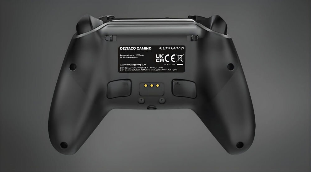Kontroler DELTACO GAM-189 Czarny prezentacja kontrolera od tyłu na ciemnym tle bezprzewodowy kontroler Hall Effect sensory regulowane triggery dwa programowalne przyciski makro konstrukcja z IML-injekcją