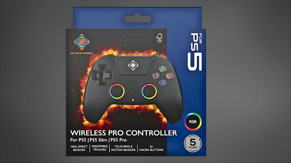 Kontroler DELTACO GAM-189 Czarny prezentacja opakowania kontrolera na ciemnym tle podświetlane joysticki RGB panel dotykowy czujniki ruchu silniki wibracyjne Bluetooth 5.3 porty USB-C 3,5 mm jack kompatybilność PS5 PC Android iOS bateria pojemność do 8 godzin gry