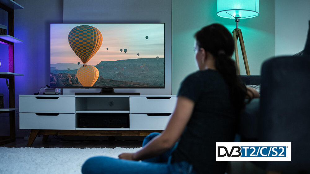 Telewizor JVC LT-32VQF550D - Potrójny tuner DVB-T2/C/S2, kobieta ogądająca telewizje, HEVC (H.265), 