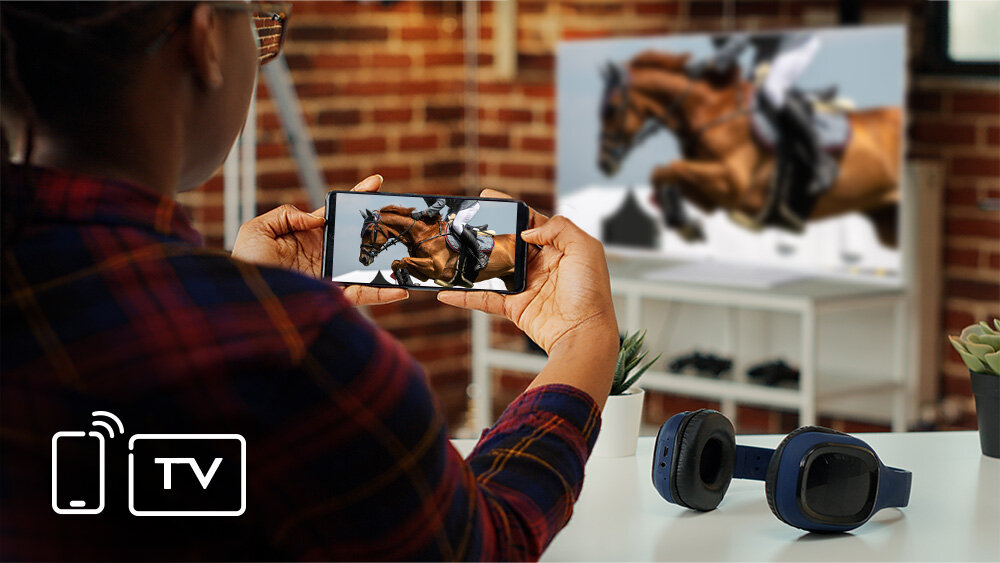 Telewizor JVC LT-32VQF55DW - Bezprzewodowe udostępnianie, meżczyzna trzymający telefon w ręku z uruchomionym udostępnianiem ekranu na telewizor