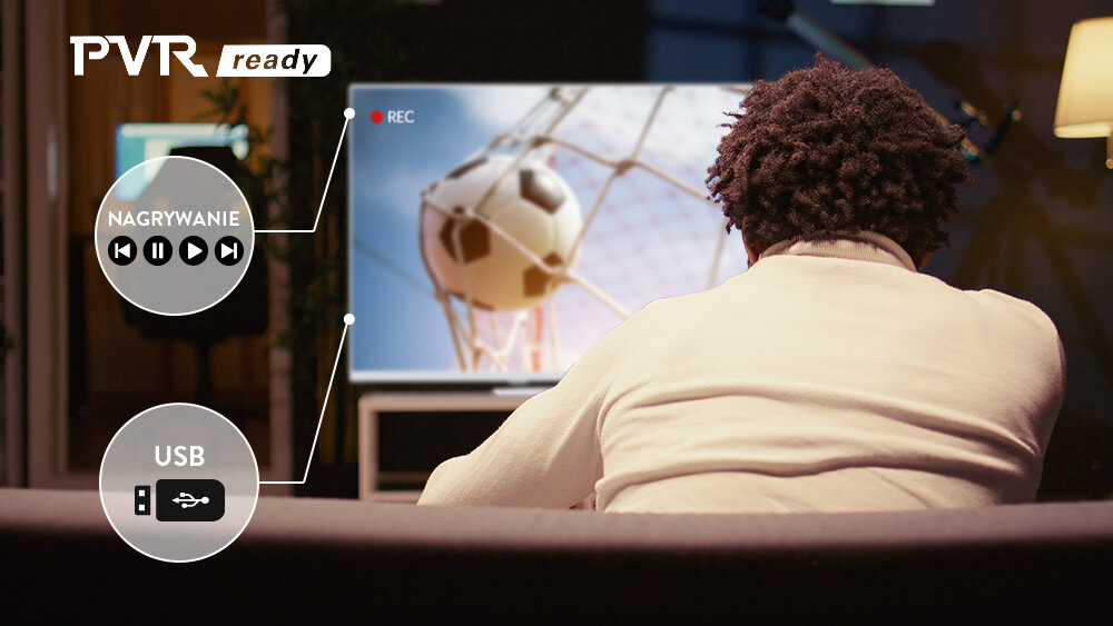 Telewizor JVC LT-32VQF55DW - Oglądaj programy, dzięki PVR, mężczyzna oglądający program w telewizji