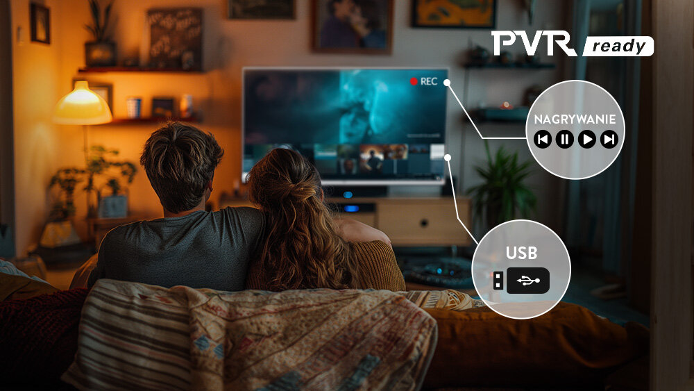 Telewizor JVC LT-32VDF540W - Nagrywanie na USB (PVR), para siedząca na kanapie, oglądająca program w telewizji, USB-A, 