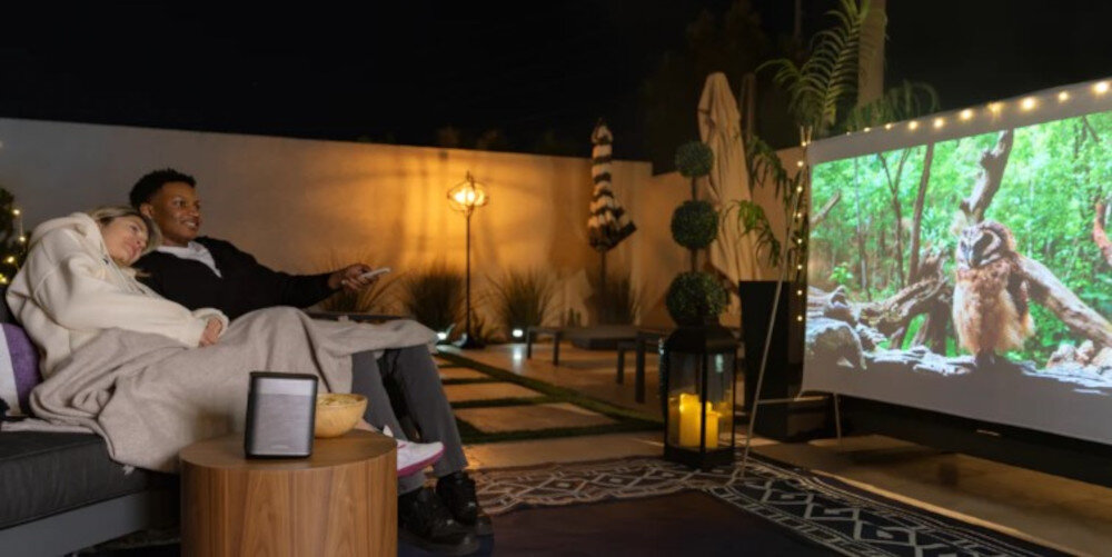 Ekran XGIMI Portable Outdoor Screen 70 cali kompaktowy do plecaka, osoby ogladające film przyrodniczy na tarasie