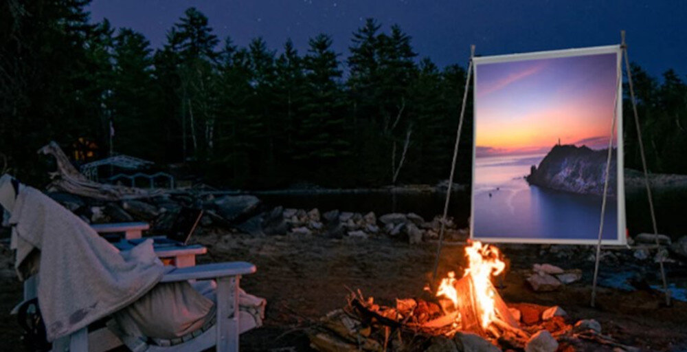 Ekran XGIMI Portable Outdoor Screen 70 cali aluminiowa konstrukcja odporna na rdzę, ekran projekcyjny rozstawiony w plenerze obok ogniska
