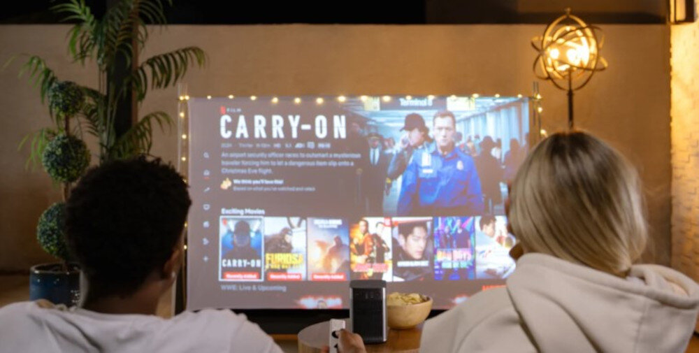 Ekran XGIMI Portable Outdoor Screen 70 cali powierzchnia bez zagnieceń, osoby owybierające film do oglądania na ekrani projekcyjnym