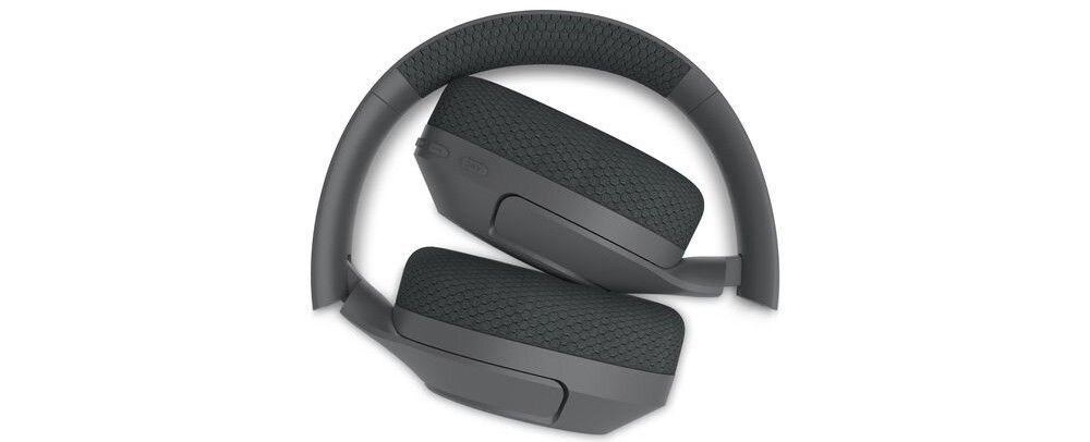 Czarne słuchawki nauszne z miękkimi poduszkami i regulowanym pałąkiem, złożone w kompaktowy sposób. Na jednej z muszli widoczne jest logo producenta.