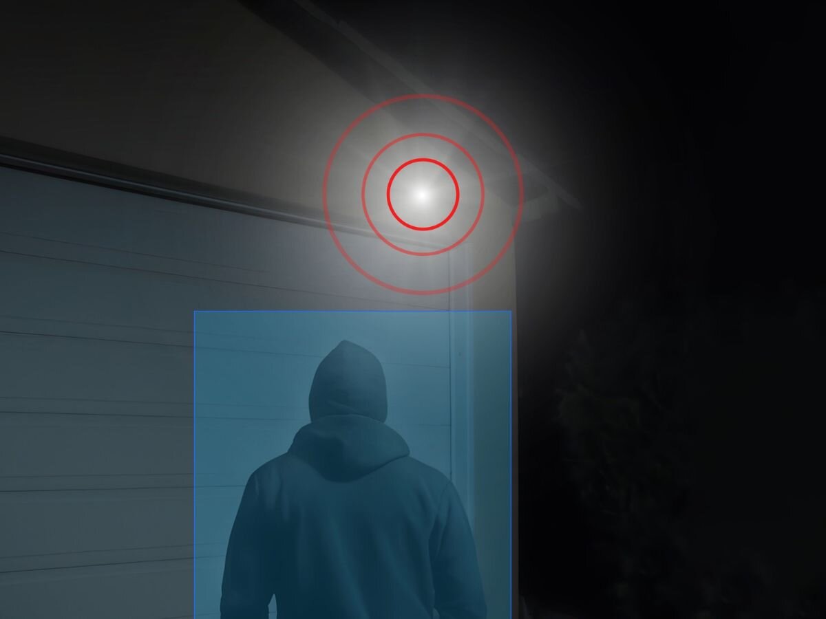 Kamera REOLINK Trackmix Series G770 Zewnętrzna, 4G LTE, P2P, Kamera obrotowa, czas, rzeczywistym, komunikacja, Dwukierunkowa, nocna pora, kamera wykrywa ruch przed garażem i oświetla osobę