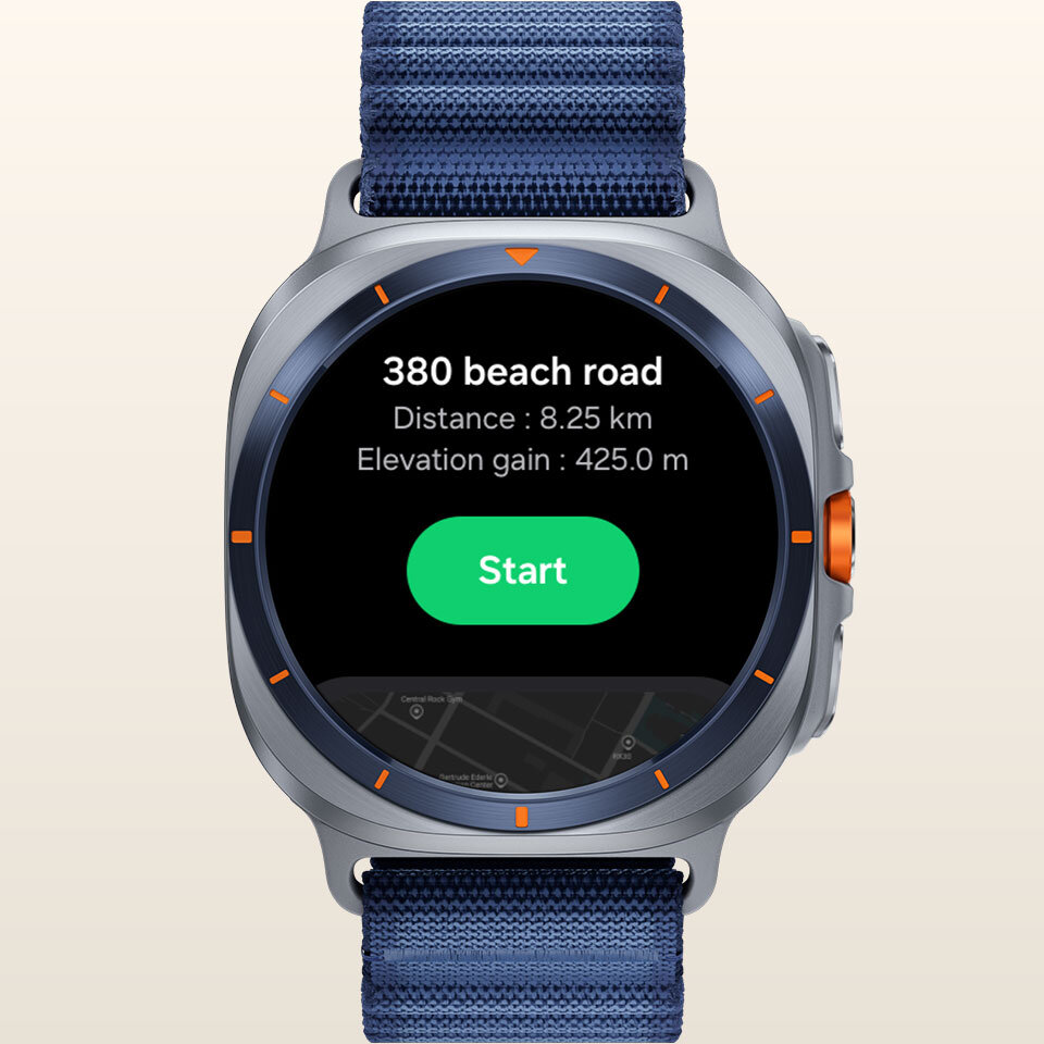 Galaxy Watch Ultra wyświetla ekran funkcji trasy z miejscem docelowym, przewyższeniami odległości i przyciskiem „Start”. Galaxy Watch Ultra wyświetla ekran funkcji trasy z miejscem docelowym, przewyższeniami odległości i przyciskiem „Start”.