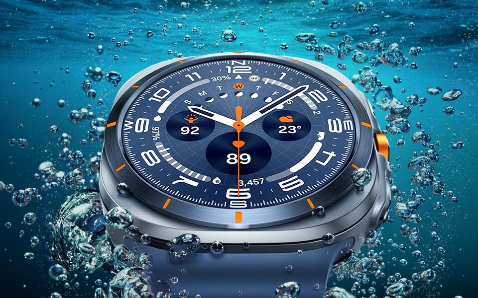 Zbliżenie na smartwatch Galaxy Watch Ultra zanurzony w wodzie, tuż przy powierzchni, ukazujące jego design. Smartwatch dostępny w Media Expert Zbliżenie na smartwatch Galaxy Watch Ultra zanurzony w wodzie, tuż przy powierzchni, ukazujące jego design. Smartwatch dostępny w Media Expert