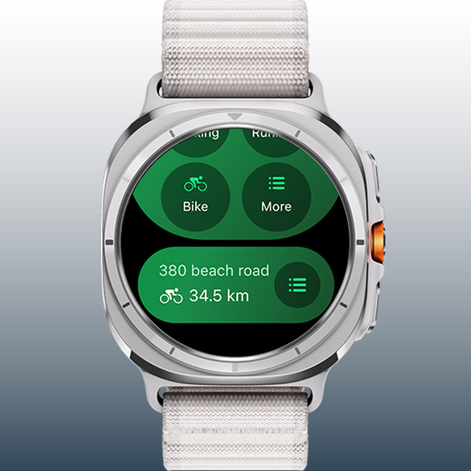 Galaxy Watch Ultra wyświetlający funkcję trasy z tekstem „Trasa” i jego logo na ekranie. Galaxy Watch Ultra wyświetlający funkcję trasy z tekstem „Trasa” i jego logo na ekranie.
