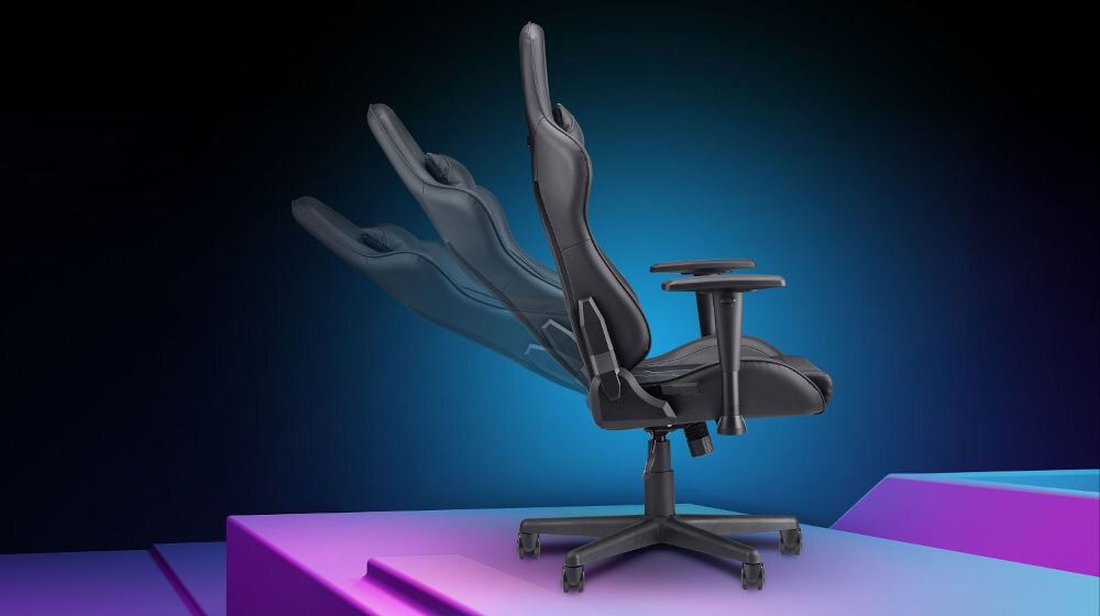 Fotel ACER Predator Rift Go prezentacja możliwej regulacji oparcia fotela na ciemnym tle z niebieską poświatą fotel stojący na podeście odchylenie oparcia zakres mechanizm bujania odpręż ciało wielostopniowa regulacja kąta siedzenia