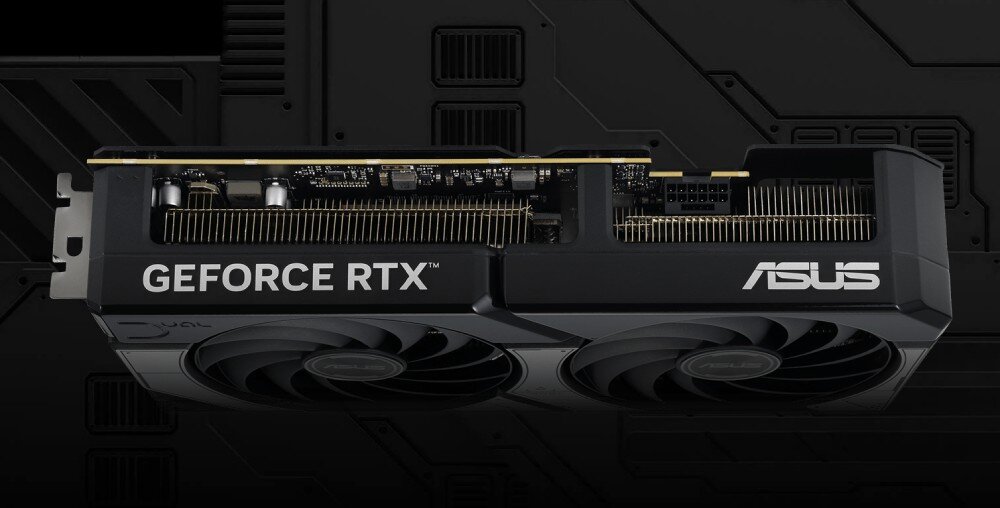 Karta graficzna ASUS GeForce RTX 5070 Dual OC Edition 12GB Bok karty graficznej z widocznym masywnym radiatorem i logotypami producenta