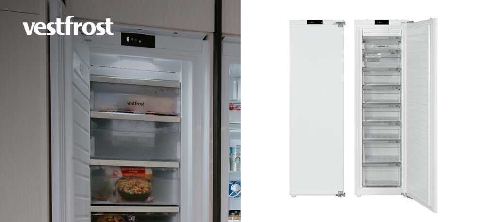 Na obrazie widoczna jest zamrażarka z otwartymi drzwiami, ukazująca kilka półek z produktami spożywczymi. Po lewej stronie znajduje się logo \'vestfrost\'.