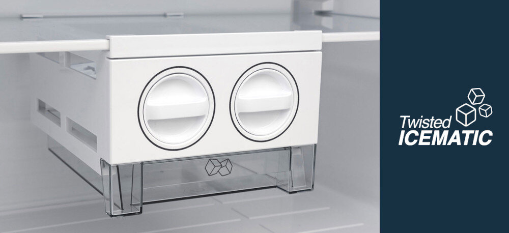 Biały pojemnik z dwoma okrągłymi pokrętłami i przezroczystą dolną częścią z symbolem kostek lodu. Obok znajduje się napis \'Twisted ICEMATIC\' z grafiką kostek lodu.