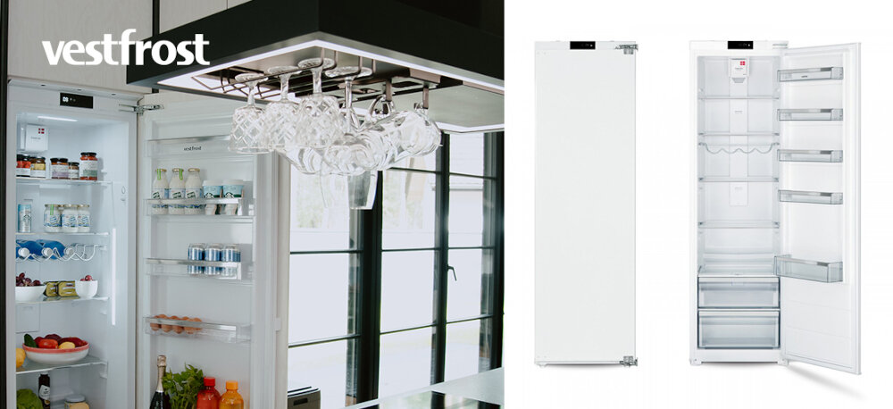 LODÓWKA VESTFROST VR-BF27953H0S Na zdjęciu po lewej stronie widać zabudowaną w słupku lodówkę Vestfrost z otwartymi drzwiami, wypełnioną produktami i oświetloną jasnym światłem LED pod wyspą kuchenną. Po prawej pokazano dwa ujęcia wolnostojącej wersji urządzenia – z zamkniętym, białym frontem oraz z otwartymi drzwiami, odsłaniającymi przestronne wnętrze z półkami, szufladami i półką na wino