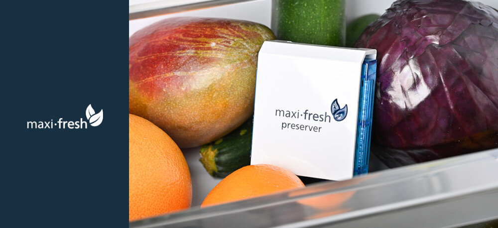 LODÓWKA VESTFROST VR-BF27953H0S Na zdjęciu widać szufladę lodówki wypełnioną świeżymi owocami i warzywami, m.in. mango, pomarańczami, cukinią i czerwoną kapustą. Pośrodku umieszczony jest biały wkład „maxi·fresh preserver”, a po lewej stronie, na granatowym tle, znajduje się logo „maxi·fresh” z ikoną liścia, podkreślające funkcję utrzymywania świeżości produktów Maxi Fresh filtr etylen świeżość żywności dłuższe przechowywanie owoce warzywa zdrowe odżywianie mniej marnowania