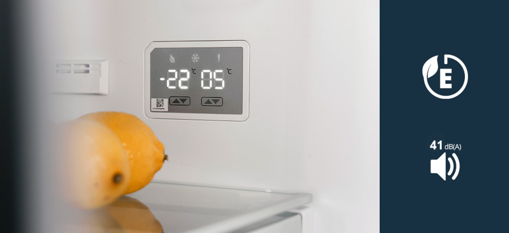 Lodówka VESTFROST VR-FB482-2ERBG No Frost 190.1cm Beżowy Na zdjęciu widoczny jest cyfrowy wyświetlacz wewnątrz lodówki pokazujący temperaturę chłodziarki i zamrażarki oraz dwie gruszki na półce. Po prawej stronie widnieje ikona klasy energetycznej E i informacja o poziomie hałasu 39 dB cicha praca energooszczędność hałas 39 dB klasa energetyczna E zużycie energii 250 kWh efektywność oszczędność