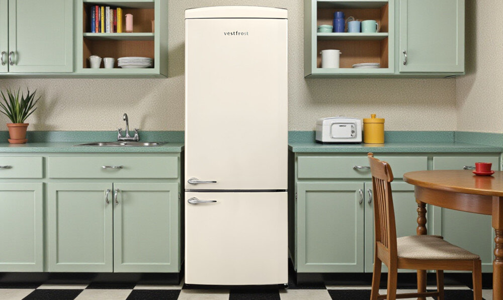 Lodówka VESTFROST VR-FB373-2E1BU lifestyle kuchnia w stylu retro zielone szafki kuchenne design funkcjonalność kolor beżowy stylizowane uchwyty zaokrąglone linie